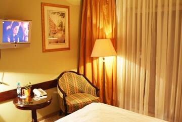 Фото номера Двухместный номер с 1 кроватью Отель Hotel Iskra by Katowice Airport г. Пирзовице 6