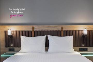 Фото номера Номер с кроватью размера «queen-size» Отель Moxy Katowice Airport г. Пирзовице 4