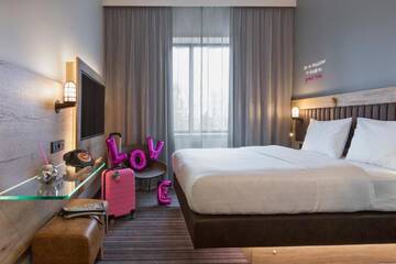 Фото номера Номер с кроватью размера «queen-size» Отель Moxy Katowice Airport г. Пирзовице 7