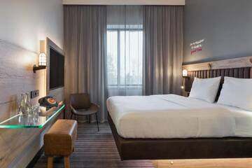 Фото номера Номер с кроватью размера «queen-size» Отель Moxy Katowice Airport г. Пирзовице 5