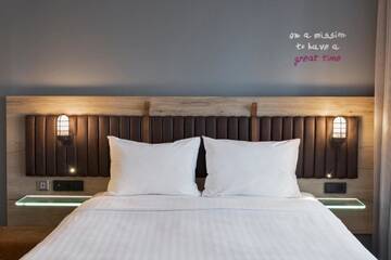 Фото номера Номер с кроватью размера «queen-size» Отель Moxy Katowice Airport г. Пирзовице 6