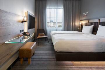 Фото номера Номер с 2 односпальными кроватями Отель Moxy Katowice Airport г. Пирзовице 6