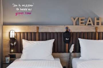 Фото номера Номер с 2 односпальными кроватями Отель Moxy Katowice Airport г. Пирзовице 5